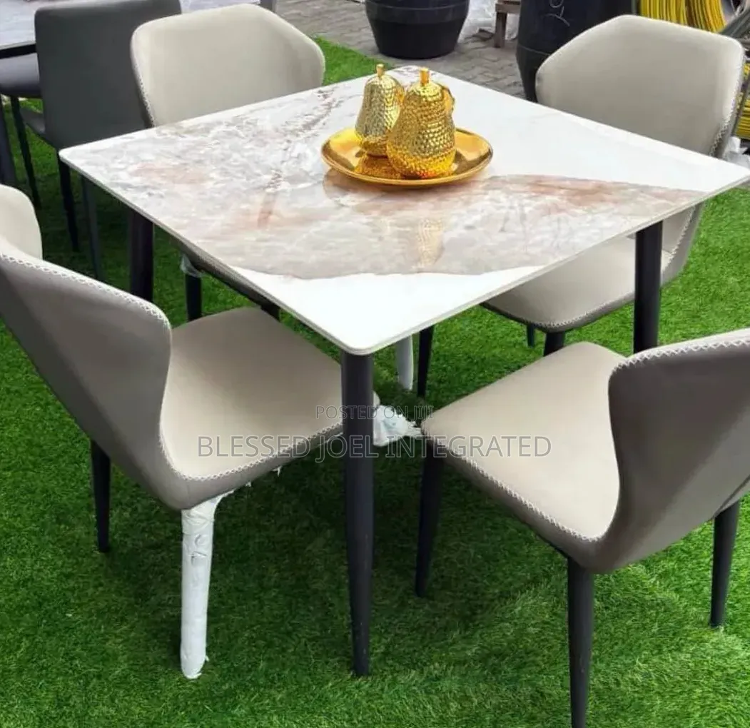 Dining Table Site 4 Seaters