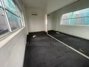 5bdrm House in Off 5 Avenue Banana for rent