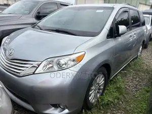 Toyota Sienna XLE Premium 8 Passenger (3.5L 6cyl 6A) 2016 Gray