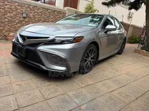 Toyota Camry SE 2022 Gray