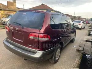 Toyota Sienna LE 2002