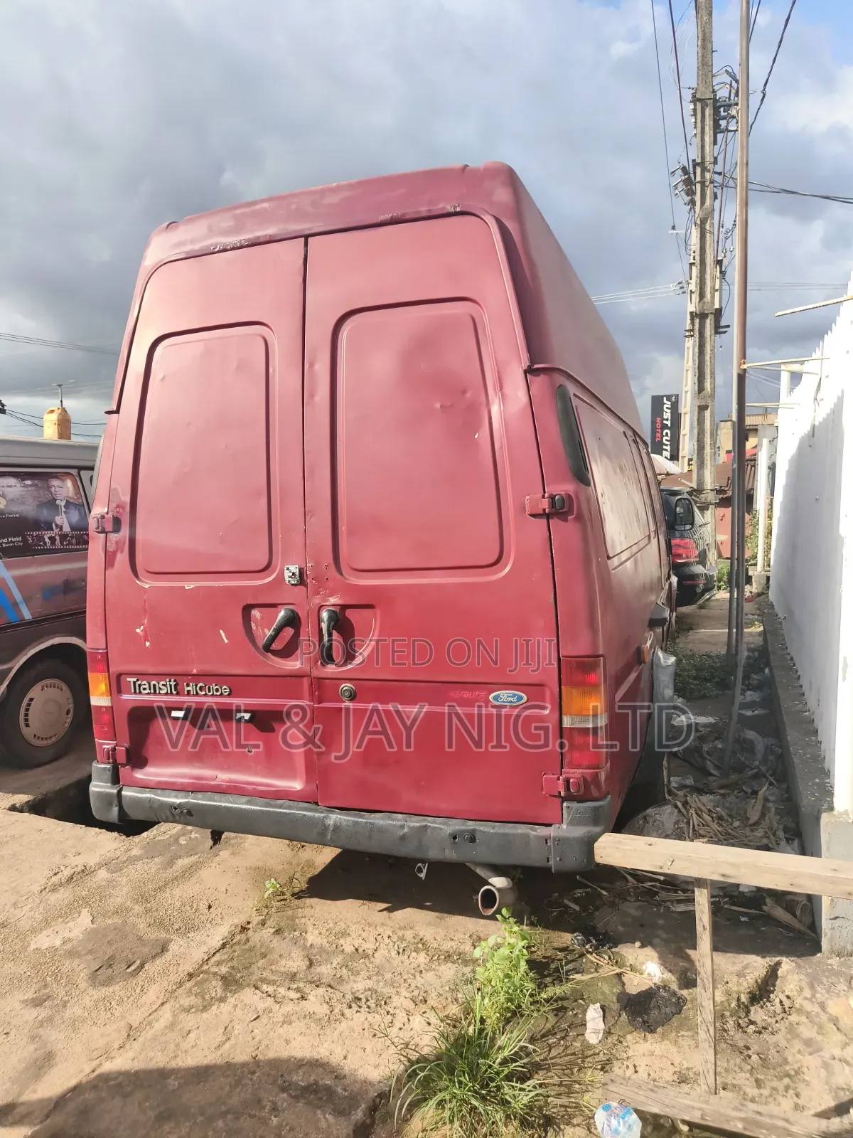 Ford Transit 2000 Red