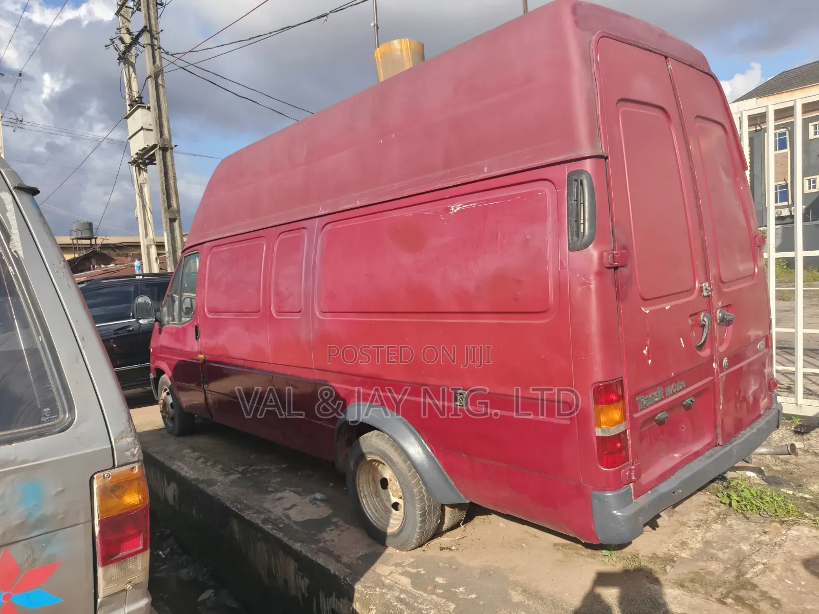 Ford Transit 2000 Red