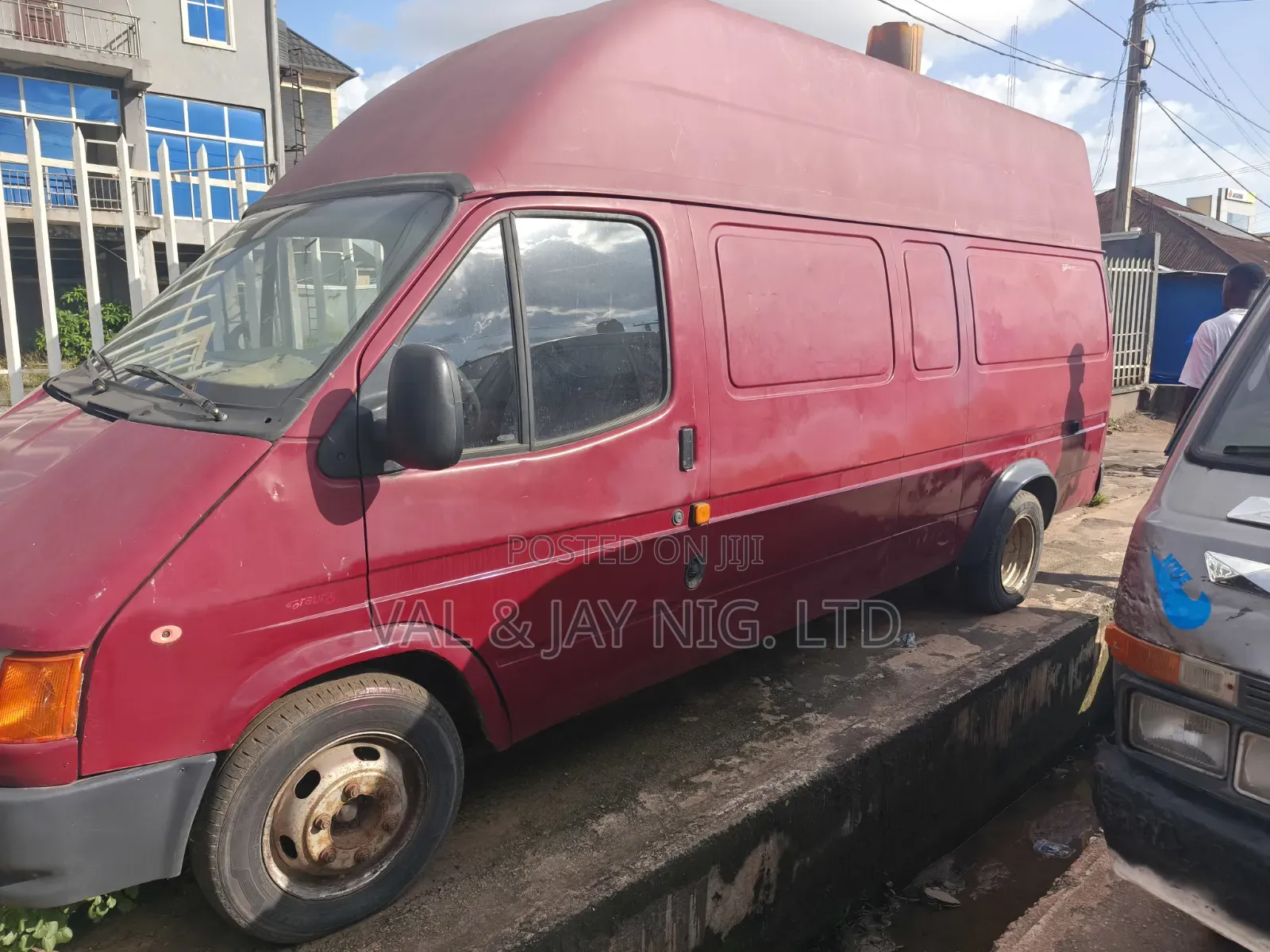 Ford Transit 2000 Red