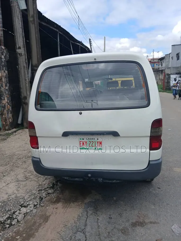 Toyota HiAce 2004 White