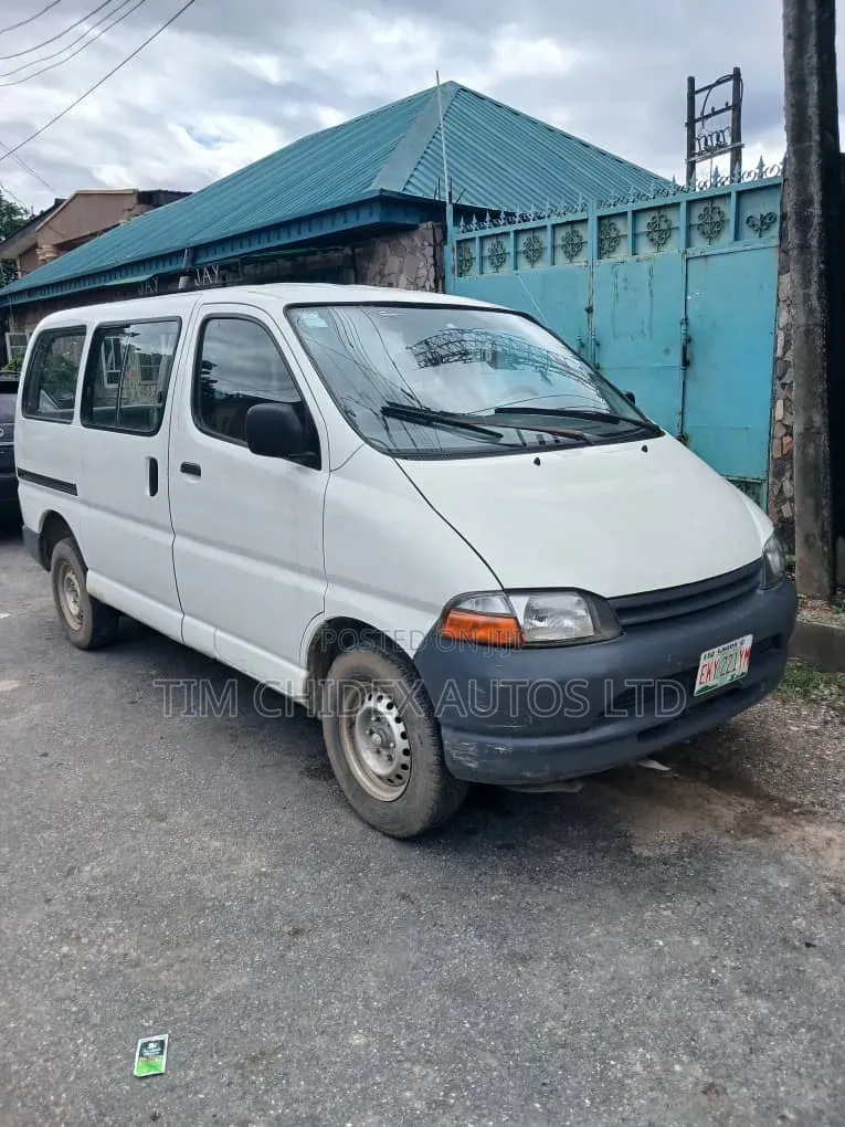 Toyota HiAce 2004 White