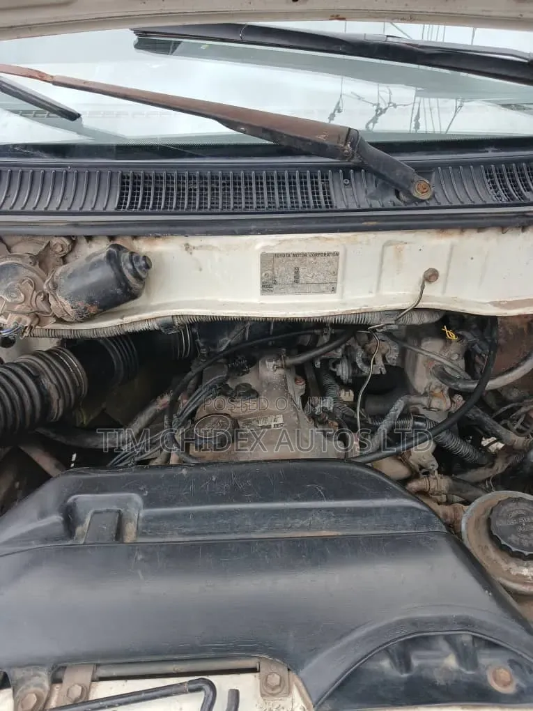 Toyota HiAce 2004 White