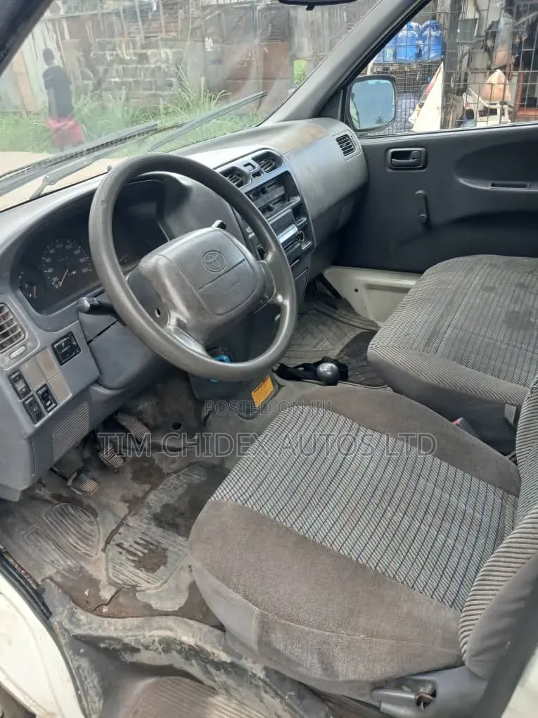 Toyota HiAce 2004 White