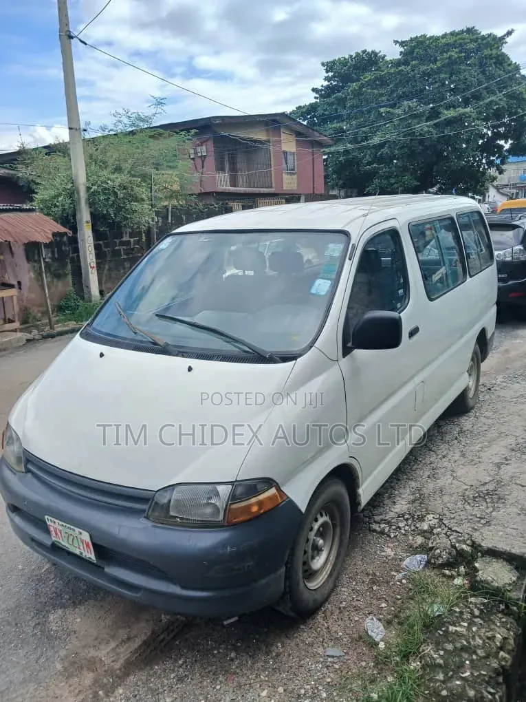 Toyota HiAce 2004 White