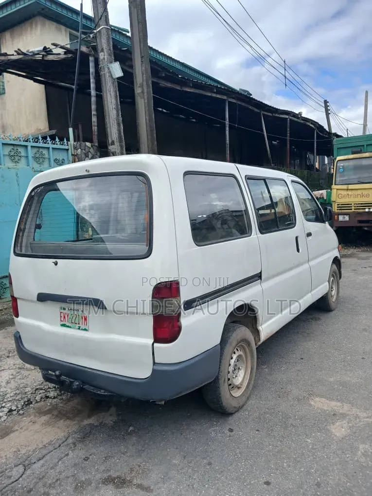 Toyota HiAce 2004 White