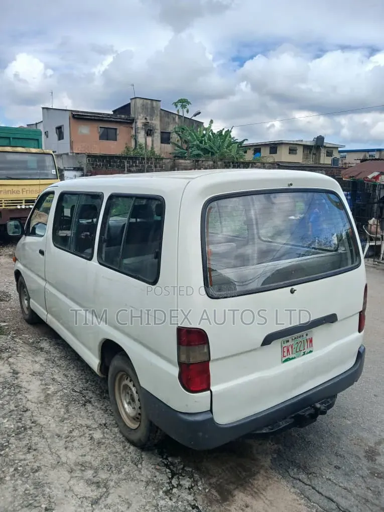 Toyota HiAce 2004 White