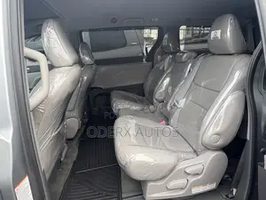 Toyota Sienna XLE Premium 8 Passenger (3.5L 6cyl 6A) 2016 Gray