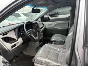 Toyota Sienna XLE Premium 8 Passenger (3.5L 6cyl 6A) 2016 Gray