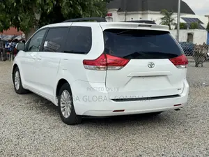 Toyota Sienna XLE 8 Passenger 2012 Silver