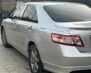 Toyota Camry XLE 4dr Sedan (2.5L 4cyl 6AM) 2010 Silver