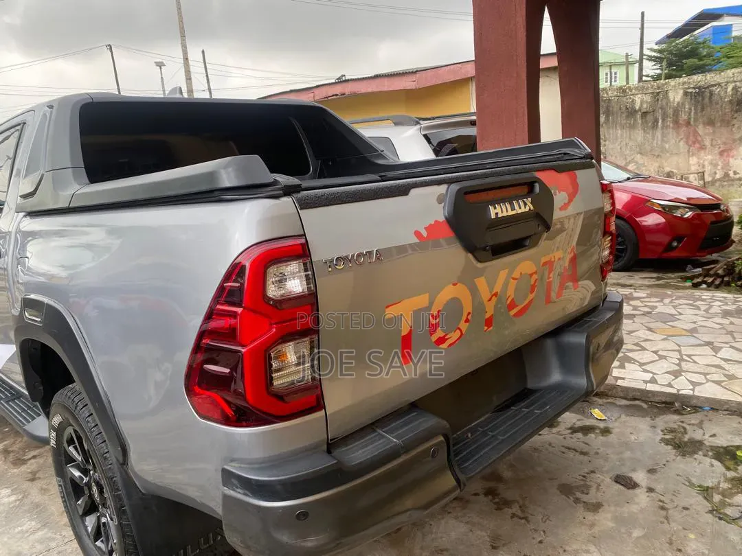 Toyota Hilux 2024 Gray