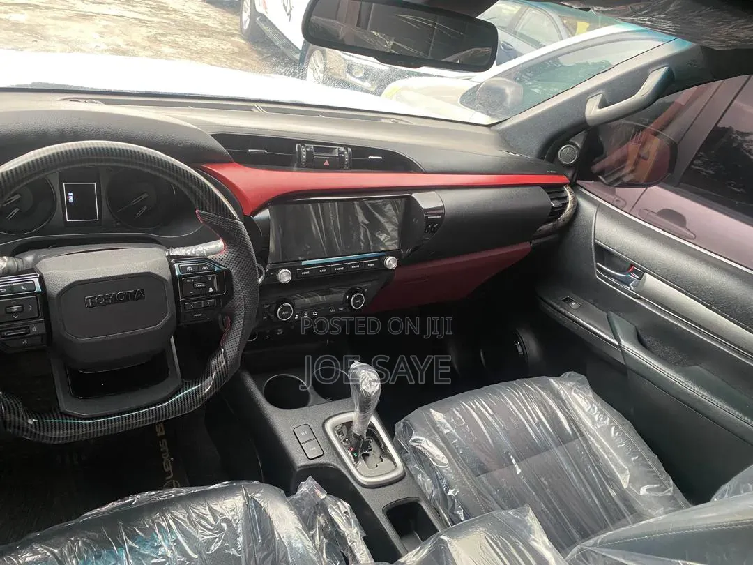 Toyota Hilux 2024 Gray