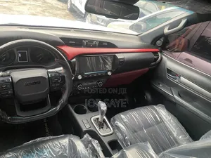 Toyota Hilux 2024 Gray