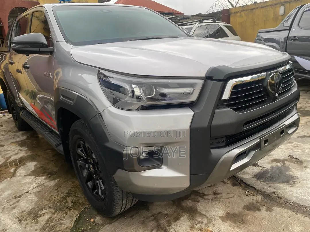 Toyota Hilux 2024 Gray