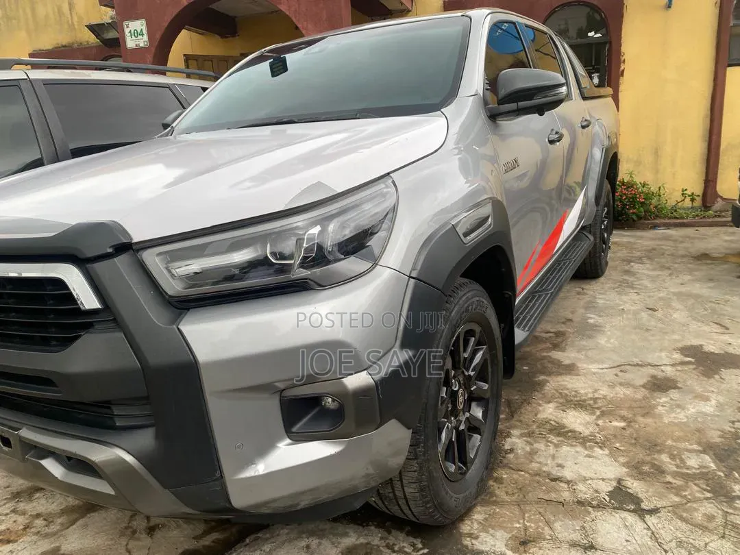 Toyota Hilux 2024 Gray