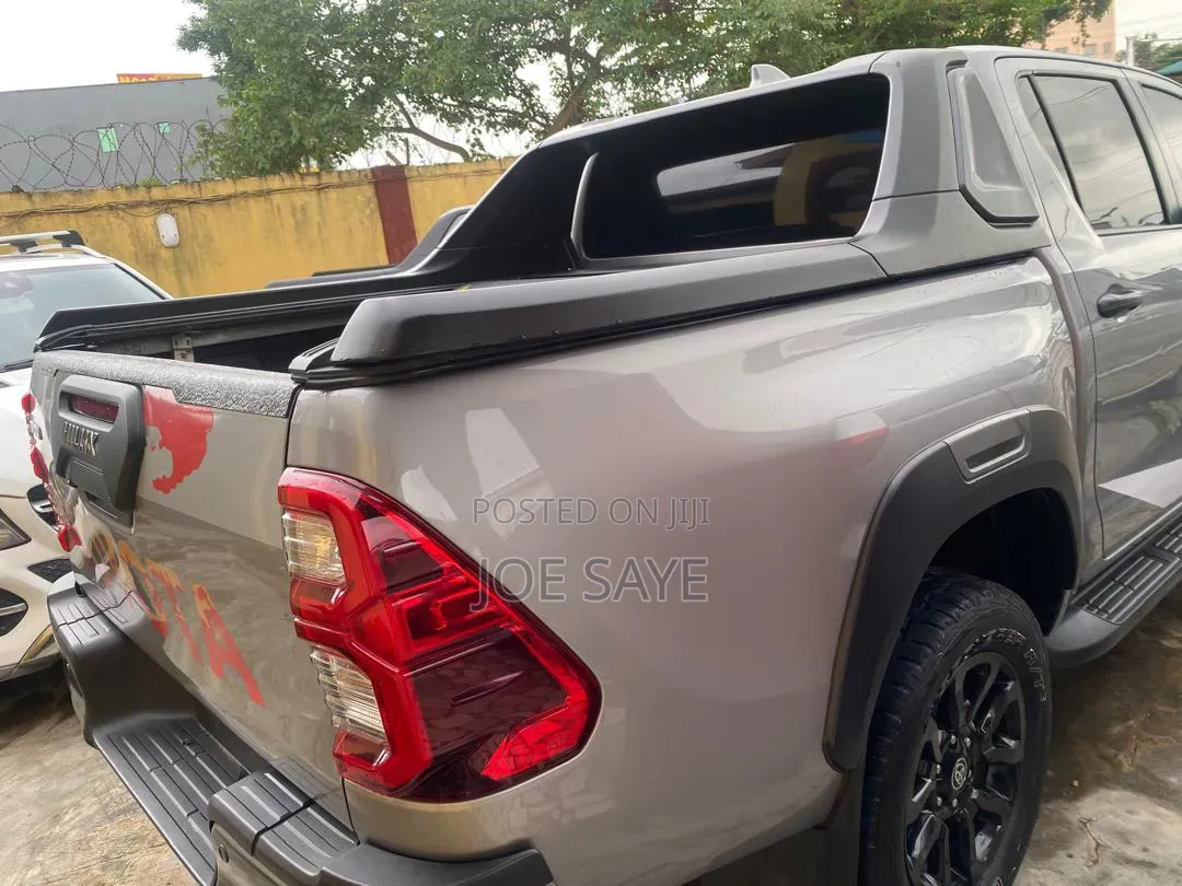 Toyota Hilux 2024 Gray