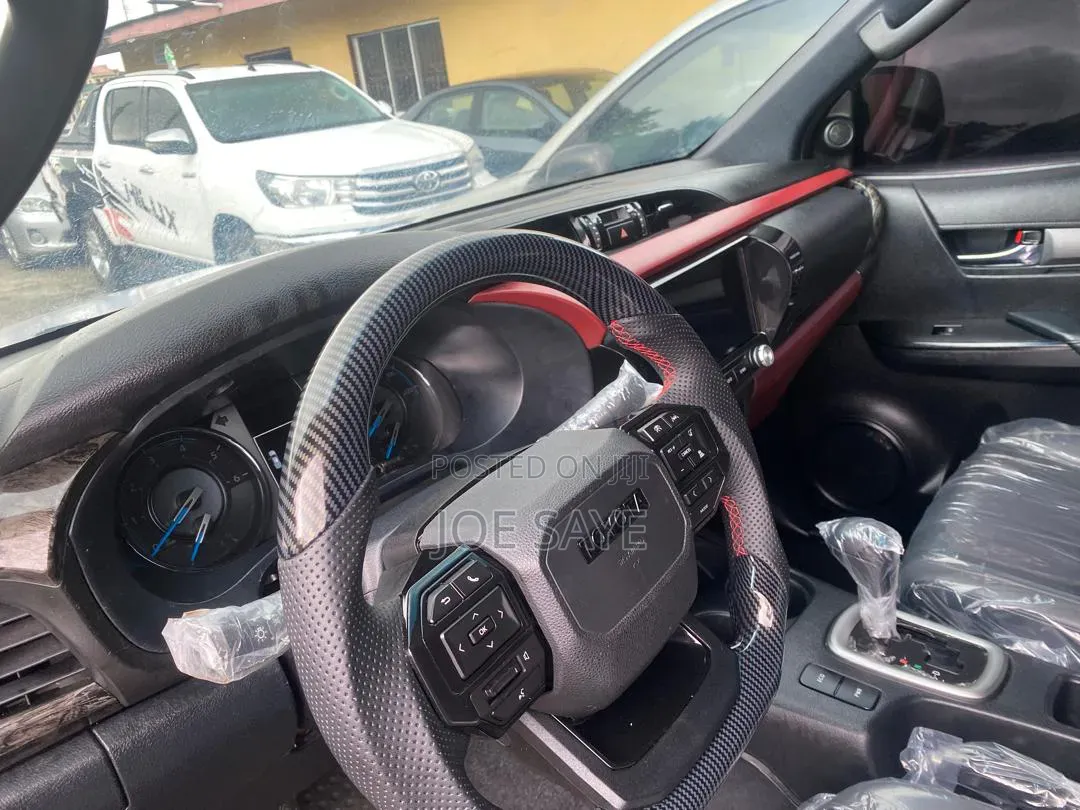 Toyota Hilux 2024 Gray