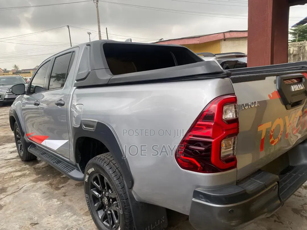 Toyota Hilux 2024 Gray