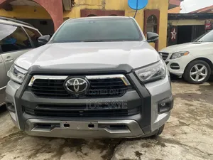 Toyota Hilux 2024 Gray
