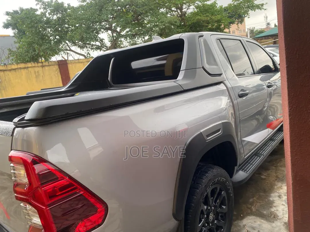 Toyota Hilux 2024 Gray