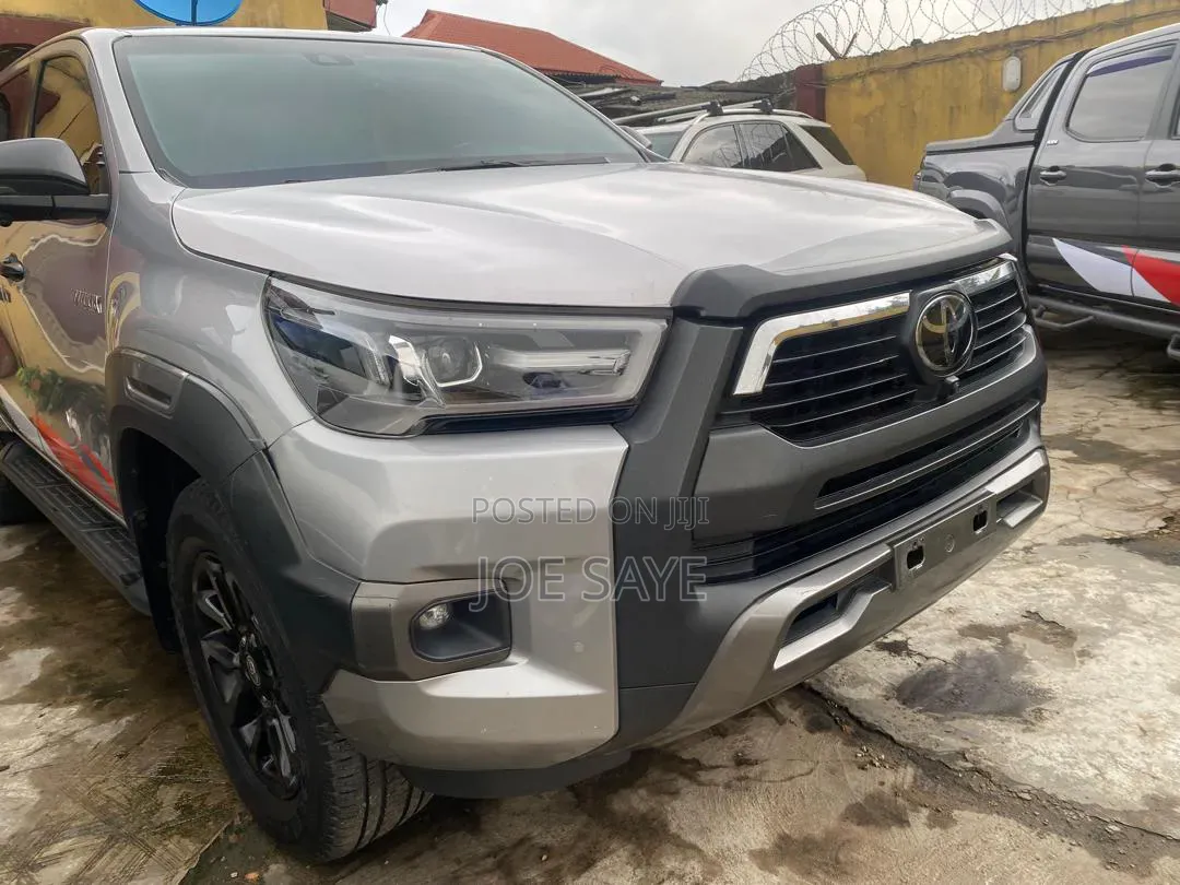 Toyota Hilux 2024 Gray