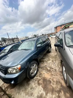 Toyota Highlander Base FWD 2002 Gray