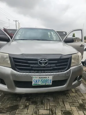 Toyota Hilux SR5 4x4 2015 Gold
