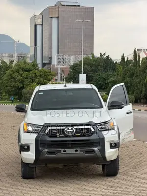 Toyota Hilux 2022 White