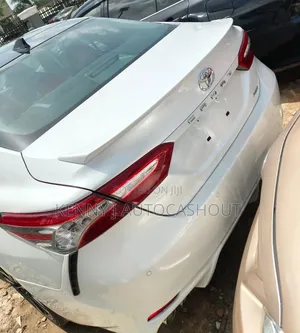 Toyota Camry 2019 White