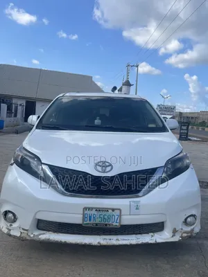 Toyota Sienna XLE AWD 7-Passenger 2013 White