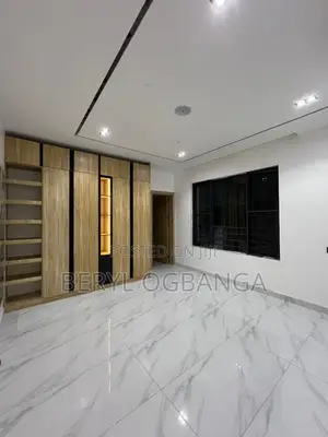 2bdrm Apartment in Lekki Phase 2 for sale