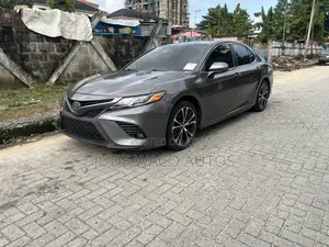 Toyota Camry SE FWD (2.5L 4cyl 8AM) 2018 Gray