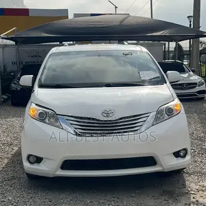 Toyota Sienna XLE 8 Passenger 2012 White