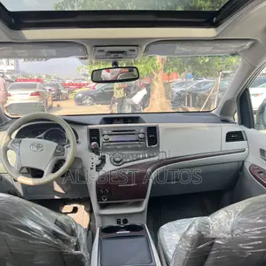 Toyota Sienna XLE 8 Passenger 2012 White
