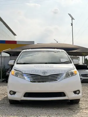 Toyota Sienna XLE 8 Passenger 2012 White