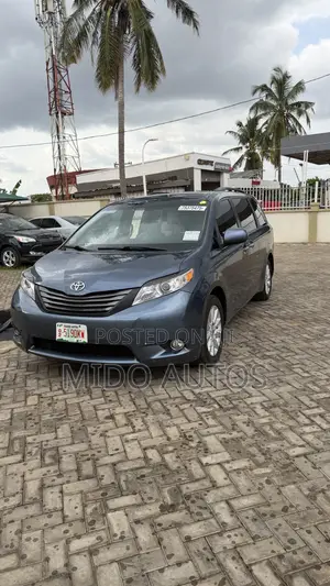 Toyota Sienna XLE AWD 7-Passenger 2013 Blue