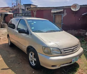 Toyota Sienna 2002 Gold