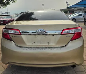 Toyota Camry XLE 4dr Sedan (2.5L 4cyl 6A) 2013 Gold