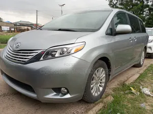 Toyota Sienna XLE 8 Passenger (3.5L 6cyl 8A) 2017 Silver