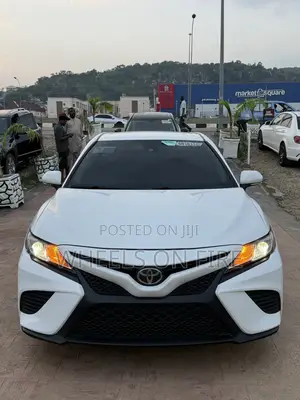 Toyota Camry SE FWD (2.5L 4cyl 8AM) 2018 White