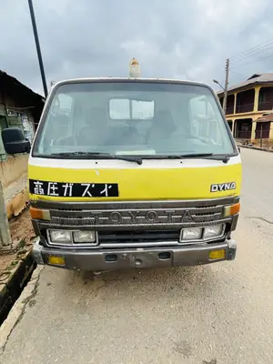 Toyota Dyna 1998 Yellow