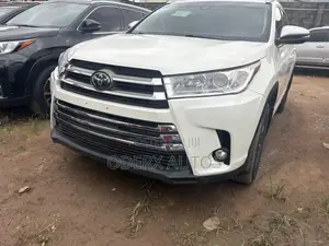 Toyota Highlander XLE 4x4 V6 (3.5L 6cyl 8A) 2017 White