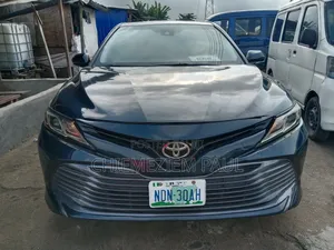 Toyota Camry XLE FWD (2.5L 4cyl 8AM) 2018 Black