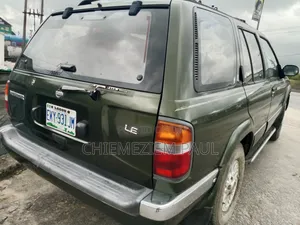 Nissan Pathfinder Automatic 2000 Brown
