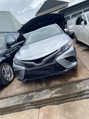 Toyota Camry 2018 Silver